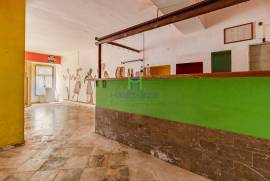 Building in the historic center of Lagos consisting of 2 3 bedroom apartments and 1 restaurant