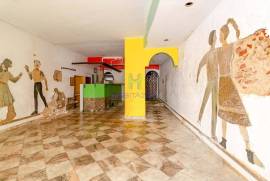 Building in the historic center of Lagos consisting of 2 3 bedroom apartments and 1 restaurant