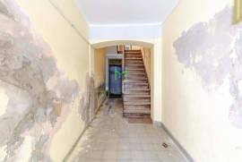 Building in the historic center of Lagos consisting of 2 3 bedroom apartments and 1 restaurant