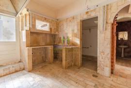 Building in the historic center of Lagos consisting of 2 3 bedroom apartments and 1 restaurant