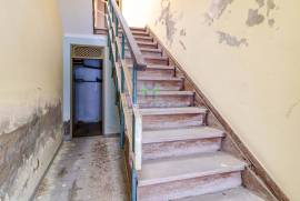 Building in the historic center of Lagos consisting of 2 3 bedroom apartments and 1 restaurant