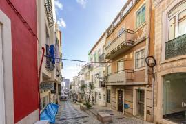 Building in the historic center of Lagos consisting of 2 3 bedroom apartments and 1 restaurant