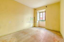 Building in the historic center of Lagos consisting of 2 3 bedroom apartments and 1 restaurant