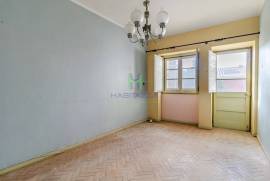 Building in the historic center of Lagos consisting of 2 3 bedroom apartments and 1 restaurant