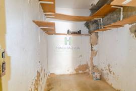 Building in the historic center of Lagos consisting of 2 3 bedroom apartments and 1 restaurant