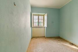 Building in the historic center of Lagos consisting of 2 3 bedroom apartments and 1 restaurant