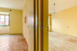 Building in the historic center of Lagos consisting of 2 3 bedroom apartments and 1 restaurant