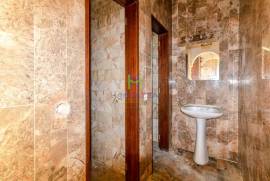 Building in the historic center of Lagos consisting of 2 3 bedroom apartments and 1 restaurant