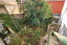 Building in the historic center of Lagos consisting of 2 3 bedroom apartments and 1 restaurant