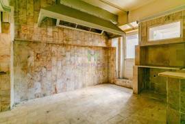 Building in the historic center of Lagos consisting of 2 3 bedroom apartments and 1 restaurant