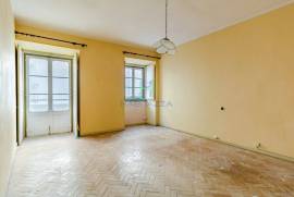 Building in the historic center of Lagos consisting of 2 3 bedroom apartments and 1 restaurant