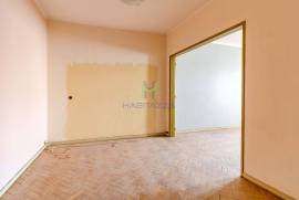 Building in the historic center of Lagos consisting of 2 3 bedroom apartments and 1 restaurant