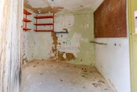 Building in the historic center of Lagos consisting of 2 3 bedroom apartments and 1 restaurant