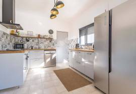 Large detached 5 bedroom villa with pool and walking distance from Moncarapacho town.