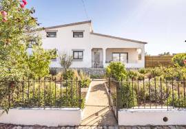 Large detached 5 bedroom villa with pool and walking distance from Moncarapacho town.