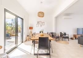 Large detached 5 bedroom villa with pool and walking distance from Moncarapacho town.