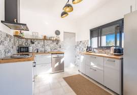 Large detached 5 bedroom villa with pool and walking distance from Moncarapacho town.