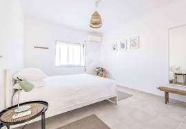 Large detached 5 bedroom villa with pool and walking distance from Moncarapacho town.