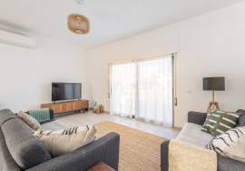 Large detached 5 bedroom villa with pool and walking distance from Moncarapacho town.