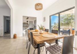 Large detached 5 bedroom villa with pool and walking distance from Moncarapacho town.