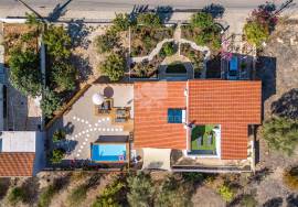 Large detached 5 bedroom villa with pool and walking distance from Moncarapacho town.