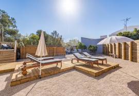 Large detached 5 bedroom villa with pool and walking distance from Moncarapacho town.