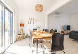 Large detached 5 bedroom villa with pool and walking distance from Moncarapacho town.