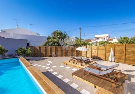 Large detached 5 bedroom villa with pool and walking distance from Moncarapacho town.