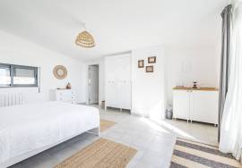 Large detached 5 bedroom villa with pool and walking distance from Moncarapacho town.