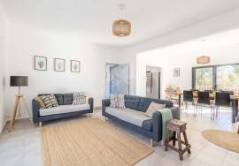 Large detached 5 bedroom villa with pool and walking distance from Moncarapacho town.