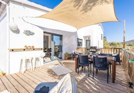 Large detached 5 bedroom villa with pool and walking distance from Moncarapacho town.