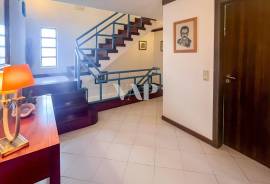 3+1 Bedroom Villa with Pool in Albufeira