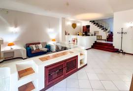 3+1 Bedroom Villa With Garden in Albufeira