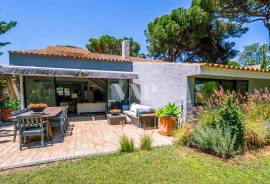 Single-Storey 3+1 Bedroom Villa with Pool and Golf Front in Vilamoura