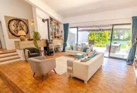 Single-Storey 3+1 Bedroom Villa with Pool and Golf Front in Vilamoura