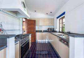 Stunning 4-Bed Villa With Private Pool- Serra e Mar