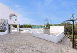 Superb 4 bedroom Algarvienne villa – swimming pool, large wooded land and almost self-sufficient in energy