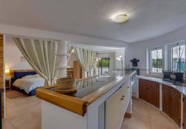 Superb 4 bedroom Algarvienne villa – swimming pool, large wooded land and almost self-sufficient in energy