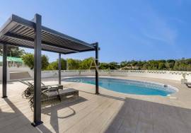 Superb 4 bedroom Algarvienne villa – swimming pool, large wooded land and almost self-sufficient in energy
