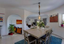 Superb 4 bedroom Algarvienne villa – swimming pool, large wooded land and almost self-sufficient in energy