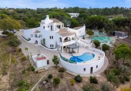 Superb 4 bedroom Algarvienne villa – swimming pool, large wooded land and almost self-sufficient in energy