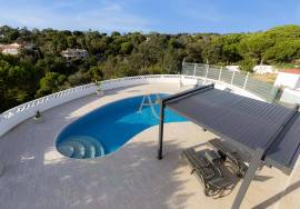 Superb 4 bedroom Algarvienne villa – swimming pool, large wooded land and almost self-sufficient in energy
