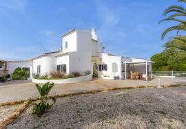 Superb 4 bedroom Algarvienne villa – swimming pool, large wooded land and almost self-sufficient in energy