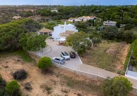 Superb 4 bedroom Algarvienne villa – swimming pool, large wooded land and almost self-sufficient in energy