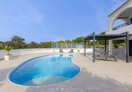 Superb 4 bedroom Algarvienne villa – swimming pool, large wooded land and almost self-sufficient in energy