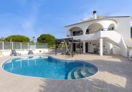 Superb 4 bedroom Algarvienne villa – swimming pool, large wooded land and almost self-sufficient in energy