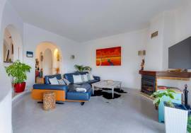 Superb 4 bedroom Algarvienne villa – swimming pool, large wooded land and almost self-sufficient in energy