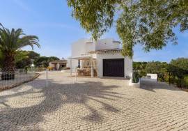 Superb 4 bedroom Algarvienne villa – swimming pool, large wooded land and almost self-sufficient in energy