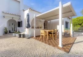 Superb 4 bedroom Algarvienne villa – swimming pool, large wooded land and almost self-sufficient in energy