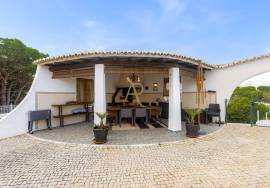 Superb 4 bedroom Algarvienne villa – swimming pool, large wooded land and almost self-sufficient in energy